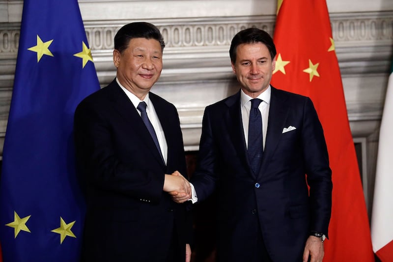 2019年3月23日，中国国家主席习近平（左）和前意大利总理孔蒂（Giuseppe Conte），在罗马举行中意“一带一路” 倡议谅解备忘录签署仪式上。（美联社）