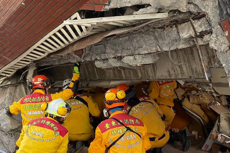 2024年4月3日台湾东部发生大地震后，台湾国家消防救援队成员在花莲一座受损建筑中寻找幸存者。至少有七人被救出。（法新社）