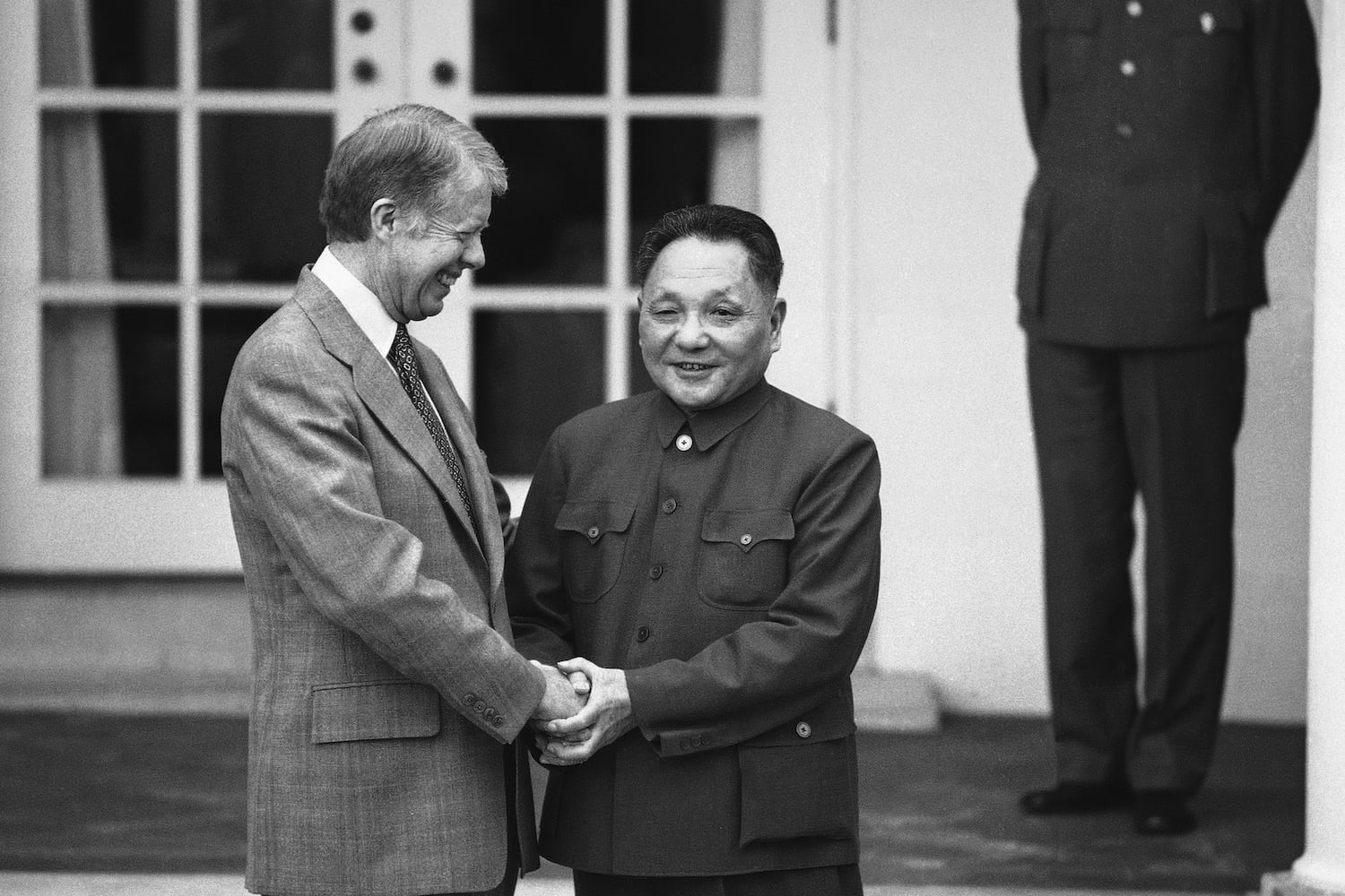 US-Präsident Jimmy Carter und der chinesische Vizepremier Deng Xiaoping halten sich am 30. Januar 1979 vor dem Oval Office des Weißen Hauses an den Händen.