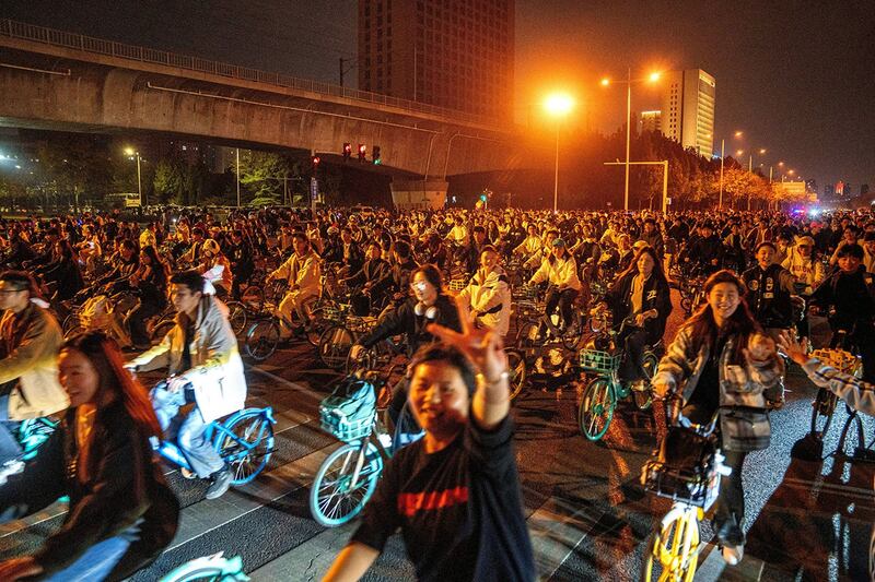 2024年11月8日晚，河南郑州大学生夜骑开封活动。（法新社）