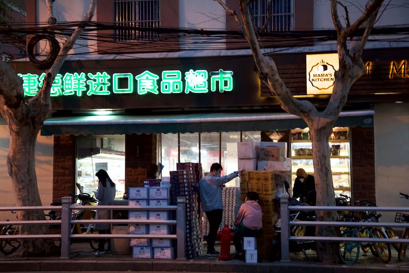 上海封城造成饥饿。图为一家超市在封城之前。（美联社）