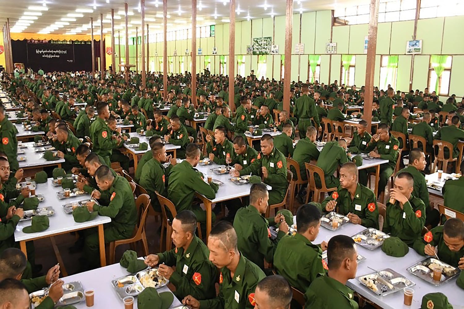 Auf diesem undatierten Foto, das am 8. April 2024 vom Military True News Information Team veröffentlicht wurde, ist ein Militäressen auf einem Militärgelände in Yangon zu sehen.