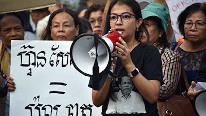 Bou Rachana, the wife of murdered Cambodian political analyst Kem Ley, speaks to Cambodian-Australians protesting the presence of Cambodia's Prime Minister Hun Sen at an ASEAN summit in Sydney, March 16, 2018. Credit: AFP