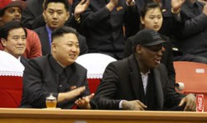 Kim Jong-Un bên cạnh cầu thủ bóng rổ Mỹ Dennis Rodman - photo VICE-thinkprogress.org