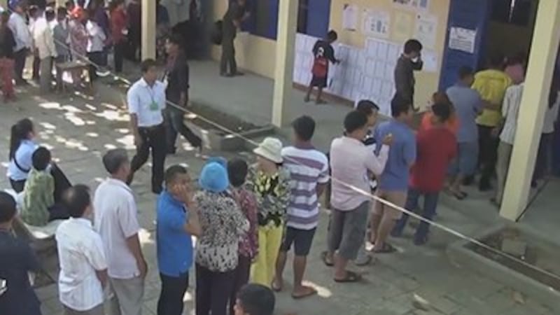 Voters wait on line at a polling station in Phnom Penh, June 4, 2017. Credit: RFA