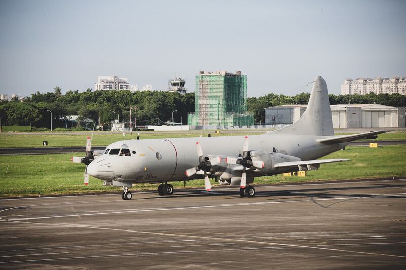 空军实施战力防护战备转场，P-3C反潜机升空起飞。（国防部提供）