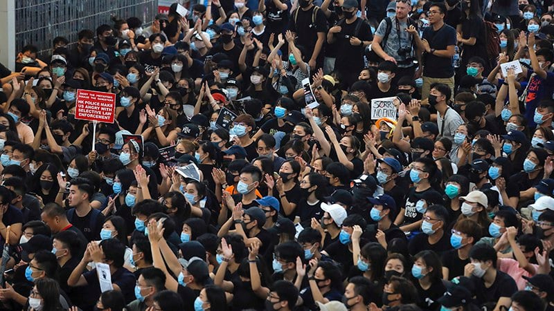 香港“反送中”运动已持续两个月。图为民众2019年8月13日在香港机场抗议。（美联社）