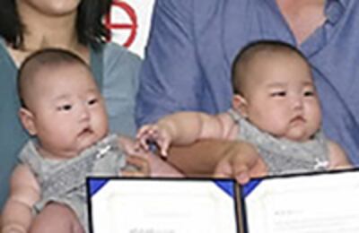 사진은 기부행사에 참석한 서울의 한 쌍둥이 아기. 사진-연합뉴스 제공