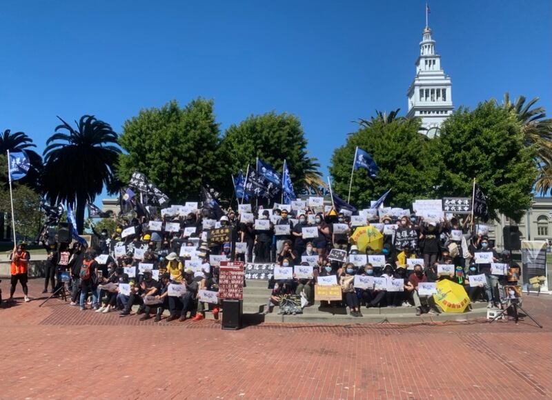 今年6月12日下午2时，数百名身着黑衣的人士聚集在旧金山市中心的码头广场（Embarcadero Plaza），举行“如水再聚”集会，纪念香港612事件两周年。（孙诚拍摄，独家首发 ）