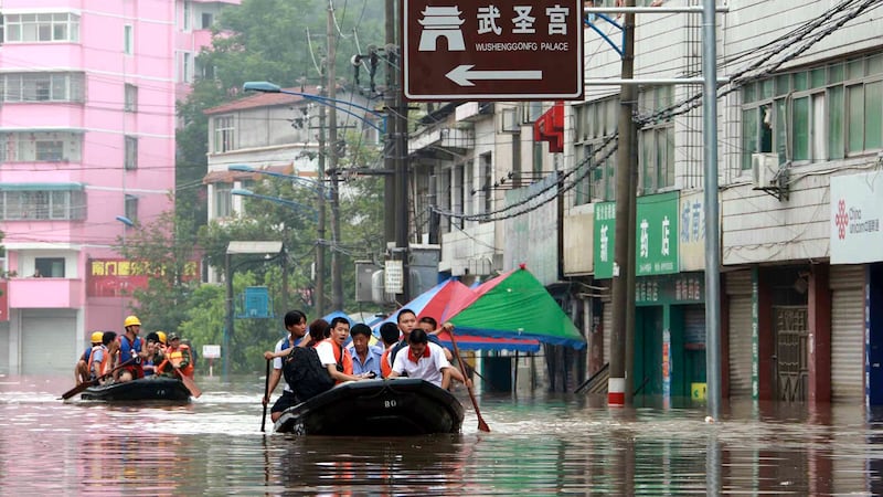 湖北恩施暴雨成灾后街道充满积水的画面。（资料图片/美联社/新华社）