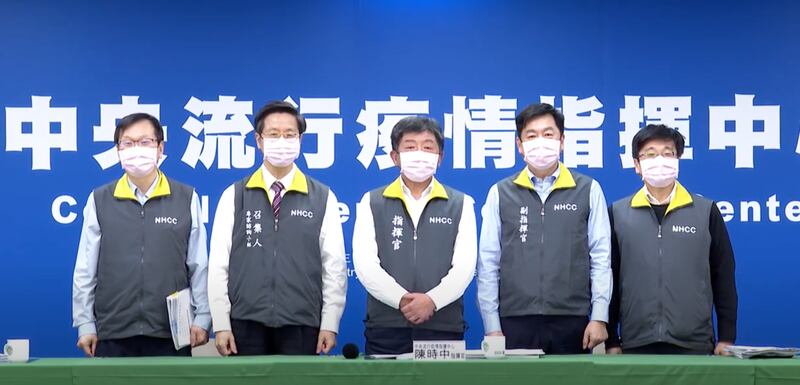 有家长反映小朋友收到“粉红色口罩”怕被同学嘲笑不肯戴。台湾疫情指挥官陈时中13日在记者会前率官员一起戴粉红色口罩，并透露他小时候最喜欢看“粉红豹”（顽皮豹）。（卫福部直播截图）