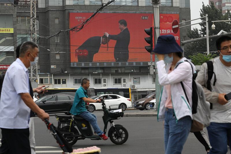 2021 年 6 月 29 日，在北京，一个巨大的屏幕播放在习近平向“七一勋章”获得者颁授勋章的现场画面。（路透社）