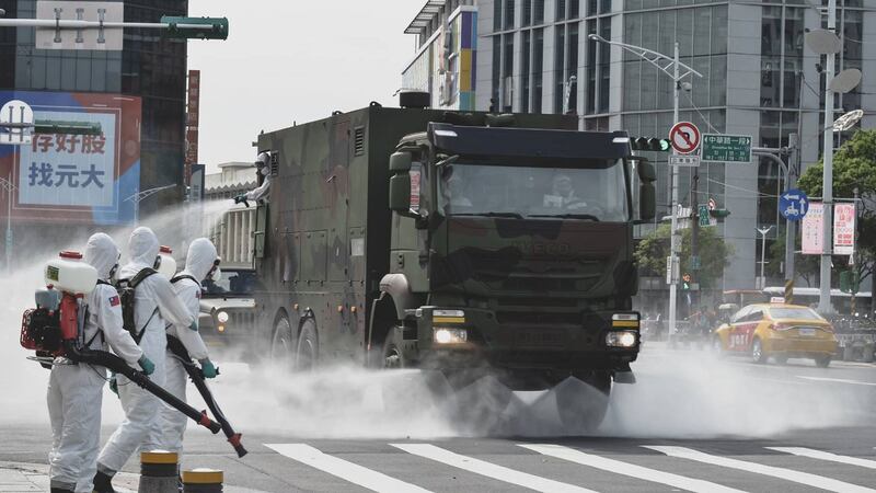 在台北街头消毒的国军重型消毒车。（军闻社/蔡英文脸书）