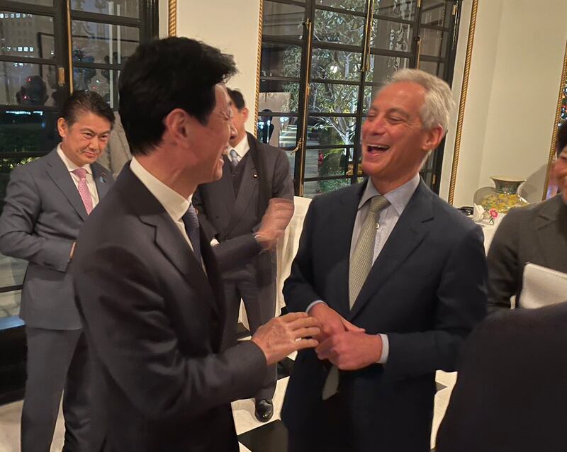 日本貿易大臣西村康稔上週與美國駐日本大使伊曼紐爾（Rahm Emanuel）會面，商討半導體相關事宜。（西村康稔推特圖片）