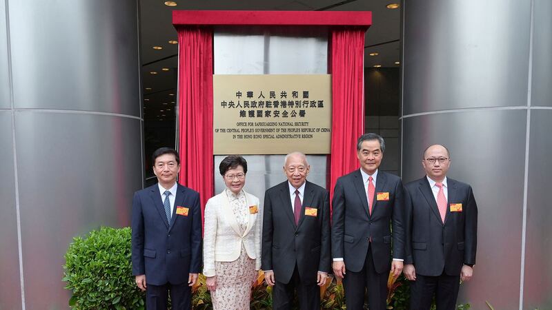 2020年7月8日，驻港国安公署在铜锣湾维景酒店的临时办公大楼。左起中联办主任骆惠宁、香港特首林郑月娥、全国政协副主席董建华和梁振英、驻港国安公署署长郑雁雄。（AP）