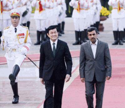 Chủ tịch nước Trương Tấn Sang và Tổng thống Iran Mahmoud Ahmadinejad đang duyệt đội quân danh dự. AFP photo.