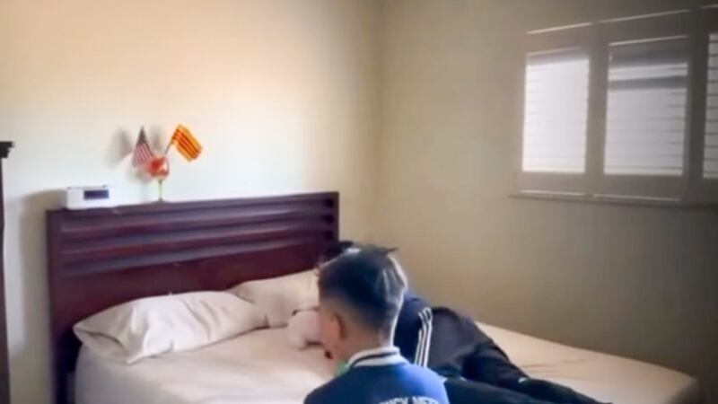 A screenshot from the video posted on Facebook by singer Ngoc Mai with the flags of the United States and South Vietnam on the headboard. (RFA screenshot/Chuyện nước Mỹ của Tí via Youtube)