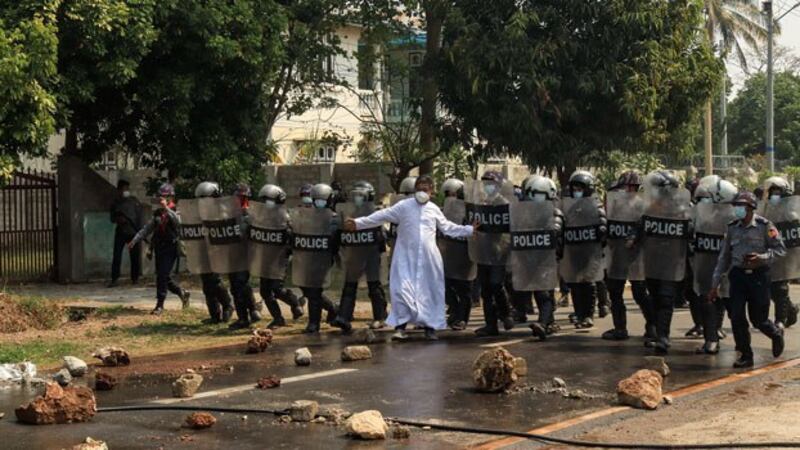 Myanmar-pastor-stopping-police-crackdown-protesters-loikaw-kayah-mar9-2021.jpg