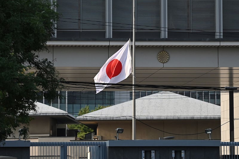 就读于深圳日本学校的10岁日本男童，本周三在上学途中被一名陌生男子刺伤，送医抢救无效。日本驻华使馆降半旗致哀。（法新社）