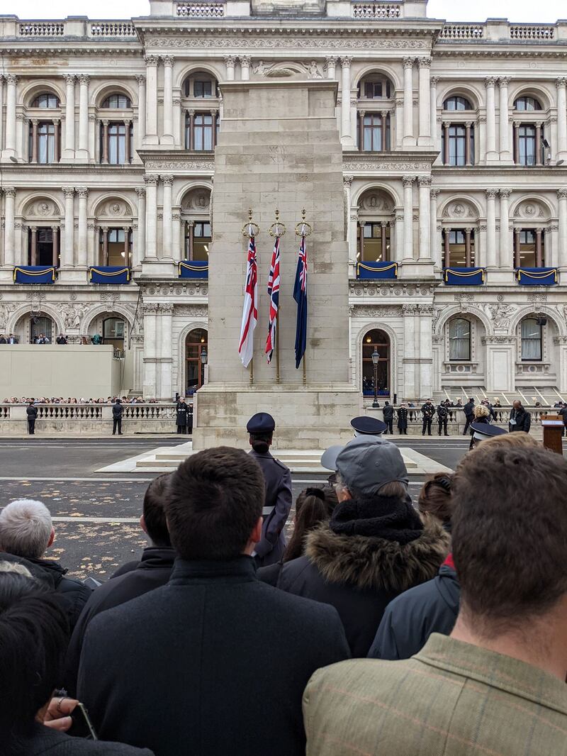 身在英国，却始终视香港为家，当Ivan看到英国和平纪念日仪式上，获群众鼓掌欢迎的老兵时，不禁遥想香港“重光”的一天。(“港援”脸书照片)