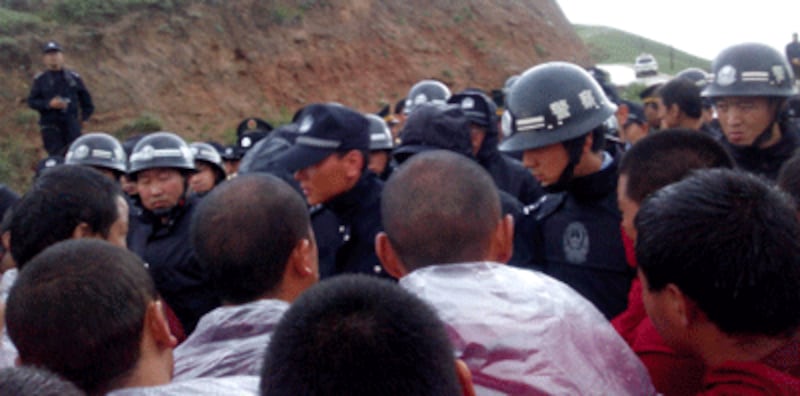 Police confront Tibetan monks as they try attempt to retrieve Phelgye's body from Halong county authorities, July 1, 2012. Photo courtesy of a local resident