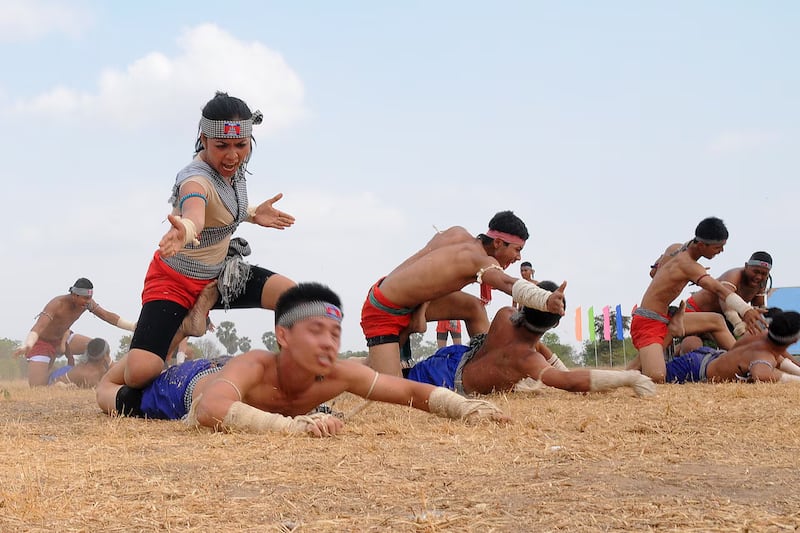 Quân nhân Campuchia biểu diễn võ thuật trong cuộc tập trận Angkor Sentinel vào tháng 3 năm 2016. Tín dụng: Lực lượng vũ trang Hoàng gia Campuchia