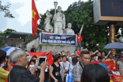 Biểu tình chống Trung Quốc tại Hà Nội hôm 01/07/2012. Photo courtesy CTV Danlambao .