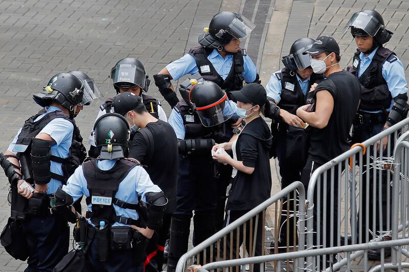 2019年6月13日，防暴警察在香港立法会外检查抗议者的行李。（美联社）