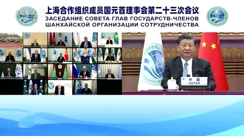 2023年7月4日，习近平透过视讯，在上海合作组织成员国元首理事会议上表示，要高度警惕外部势力在本地区煽动“新冷战”、制造阵营对抗，坚决反对任何国家以任何理由干涉内政、策动“颜色革命”。要持续展开联合行动，严厉打击“东突”等“三股势力”。（路透社视频截图/CCTV）