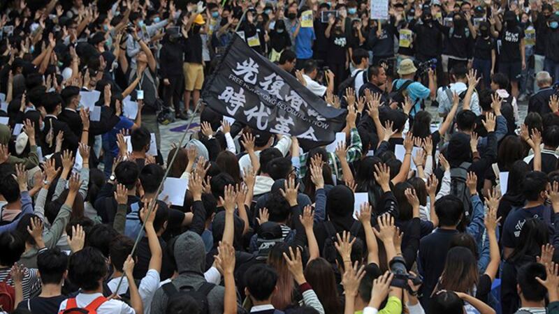 2019年11月6日，香港大学的学生在校园内再次表达“五大诉求”。短视频平台“抖音”很少登载相关信息。（美联社）