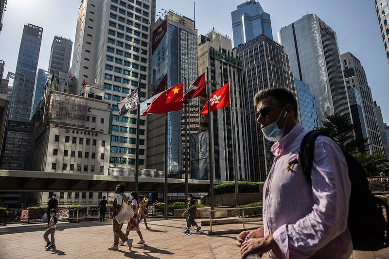 2022 年10月28日，人们走过香港交易广场。（法新社）