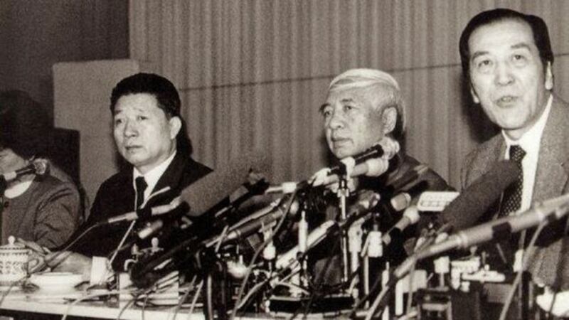 1989年5月3日，袁木（右一）、何东昌（右二）等就高自联对话请愿答记者问。（8964museum.com/支联会）