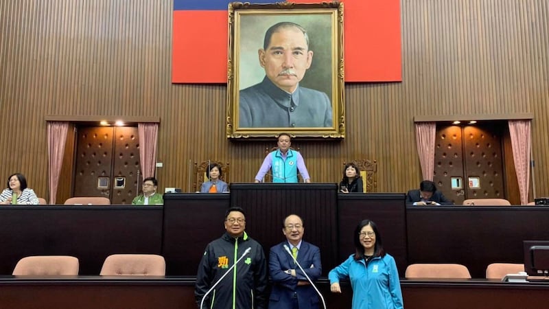 民进党立法院党团29日为通过《反渗透法》迳付二读，清早就到立法院议场防堵国民党阻挡。（管碧玲脸书粉丝页）