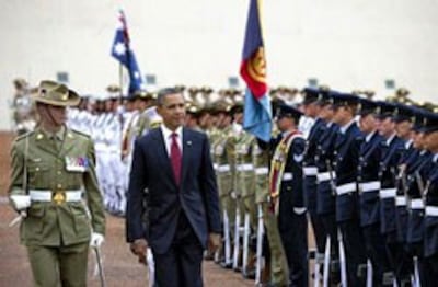 Tổng Thống Hoa Kỳ Barack Obama duyệt hàng quân danh dự khi đến Úc. 16/11/2011. AFP photo. 