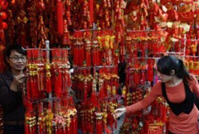 Một gian hàng bán đồ trang trí Tết tại Hà Nội, ảnh minh họa chụp trước đây. AFP PHOTO.