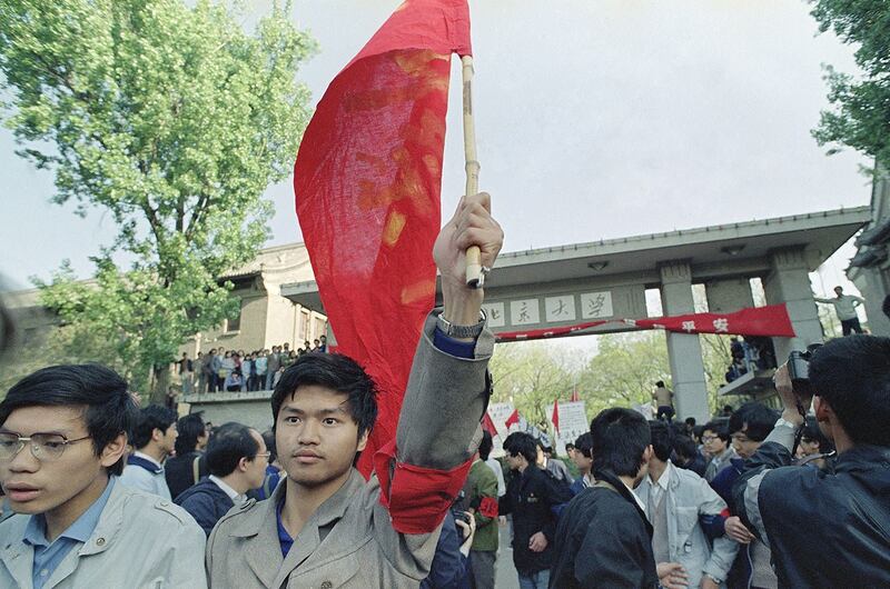 1989年4月27日，北京大学学生走出校园游行。（美联社）