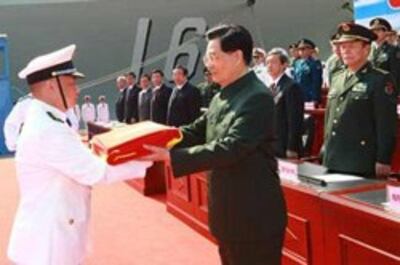 Chủ tịch Hồ Cẩm Đào trao cờ hiệu cho thuyền trưởng HKMH Liêu Ninh- military.com photo