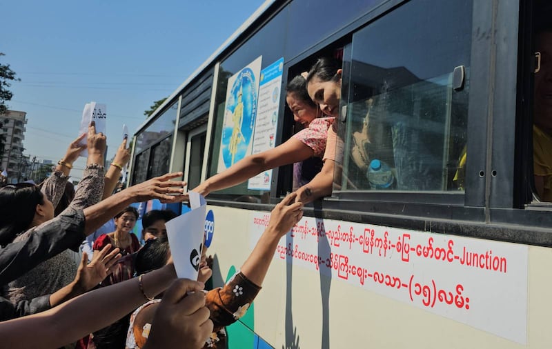 No sign that Aung San Suu Kyi will be freed; her son thanks supporters