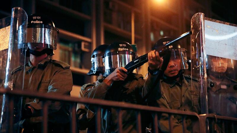 2019年9月4日，香港防暴警察举行一场模拟抗议活动中，警方瞄准旺角警察局外的抗议者。（美联社） 