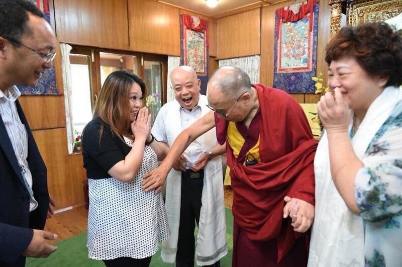 台湾佛教徒刘金钗表示，达赖喇嘛见到她女儿挺着大肚子，还摸摸她的肚子，她认为是亲切和关爱。（刘金钗提供）