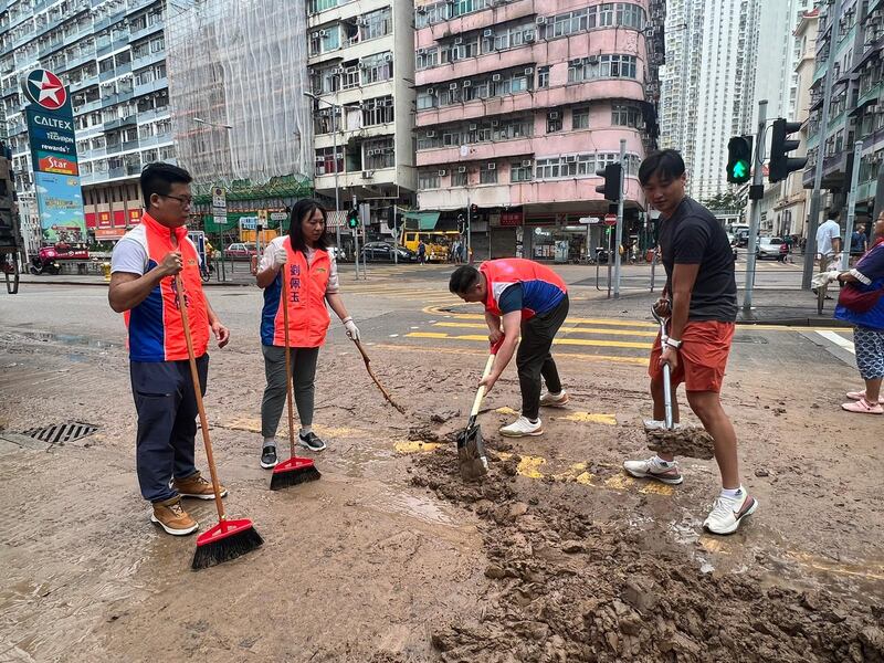 鄭泳舜在專頁上載鏟泥救災的相片，網民發現他的白波鞋依然雪白，質疑他做騷「打卡」。（鄭泳舜Facebook專頁） 