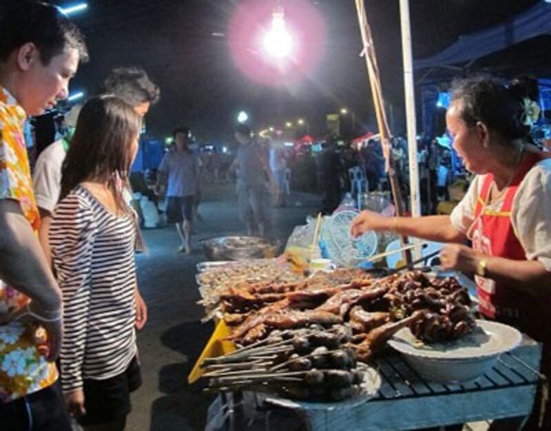 Một khu chợ đêm tại thủ đô Vientiane, Lào (ảnh minh họa). Courtesy photo.