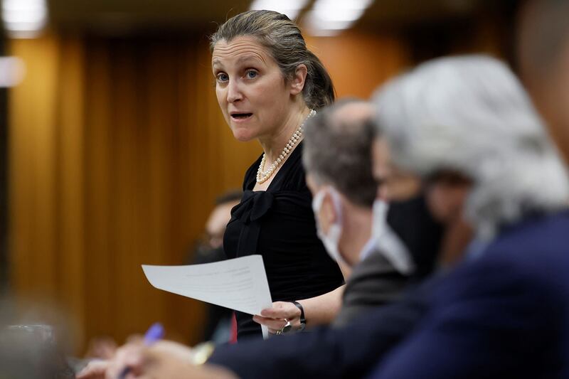 加拿大副总理兼财政部长方慧兰（Chrystia Freeland）对加拿大第一财富银行（Wealth One Bank of Canada）的三位创始股东提出警告。（路透社图片）