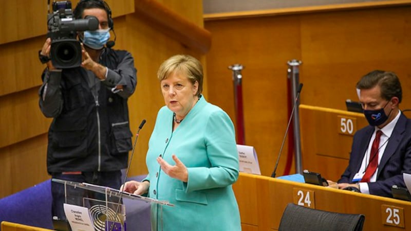 欧盟轮值主席、德国总理默克尔（Angela Merkel）2020年7月8日在欧洲议会讲话（美联社）