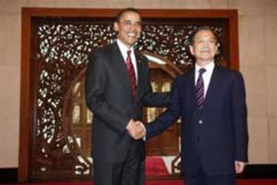 Tổng thống Mỹ Barack Obama (trái) bắt tay Thủ tướng Trung Quốc Ôn Gia Bảo trước cuộc hội đàm tại Bắc Kinh ngày 18 tháng 11 năm 2009. AFP PHOTO / POOL / DAVID GRAY.