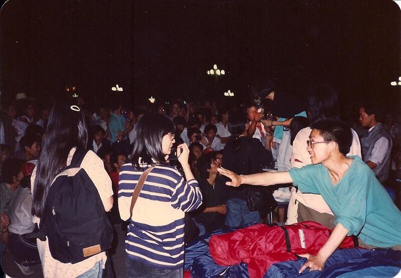 1989年5月27日夜，香港学联代表携带捐赠的帐篷等物质抵达天安门广场 。（六四档案图）