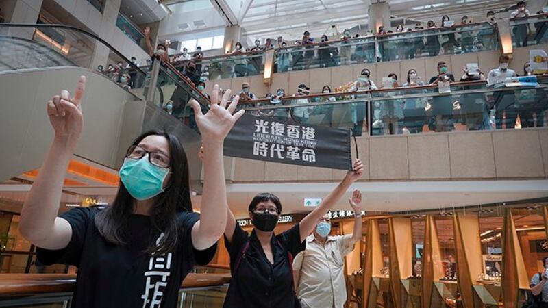 2020年6月9日，民众在香港一家商场内纪念“反送中”一周年。（美联社）