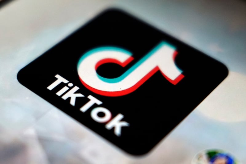 TikTok 应用程序徽标，2020年9月28日摄于日本东京。（美联社）