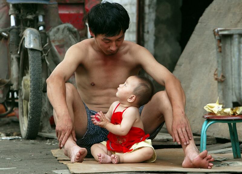 图为北京父女；有分析认为中共鼓励女性退出劳动市场，回归家庭，以扭转人口下降趋势。(路透社)