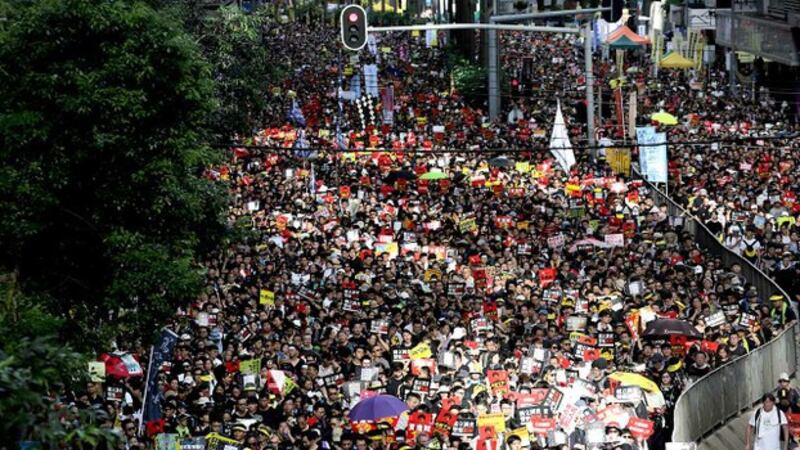 香港民众2019年7月1日上街游行，表达他们的诉求。（法新社）